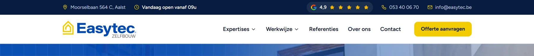 Bovenbalk van easytec.be met live openingsstatus en Google-score