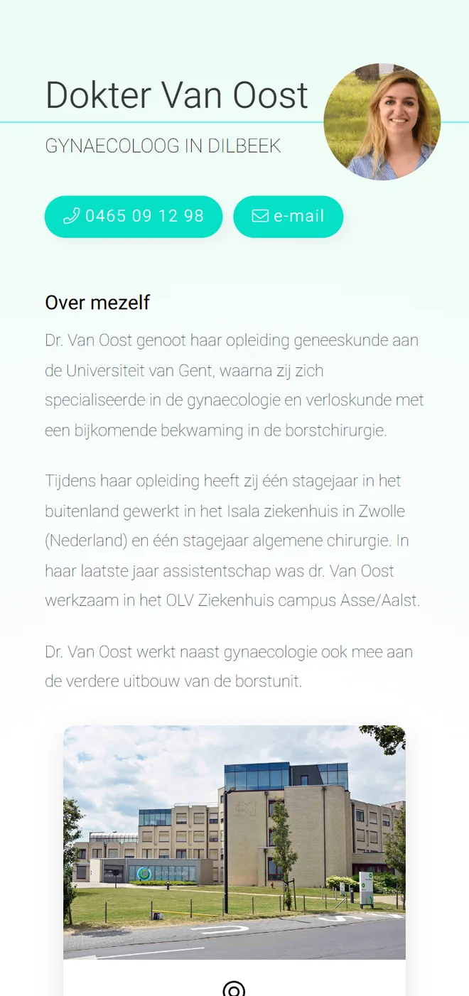 Website van Dr. Van Oost op smartphone met aanklikbaar telefoonnummer en e-mailknop