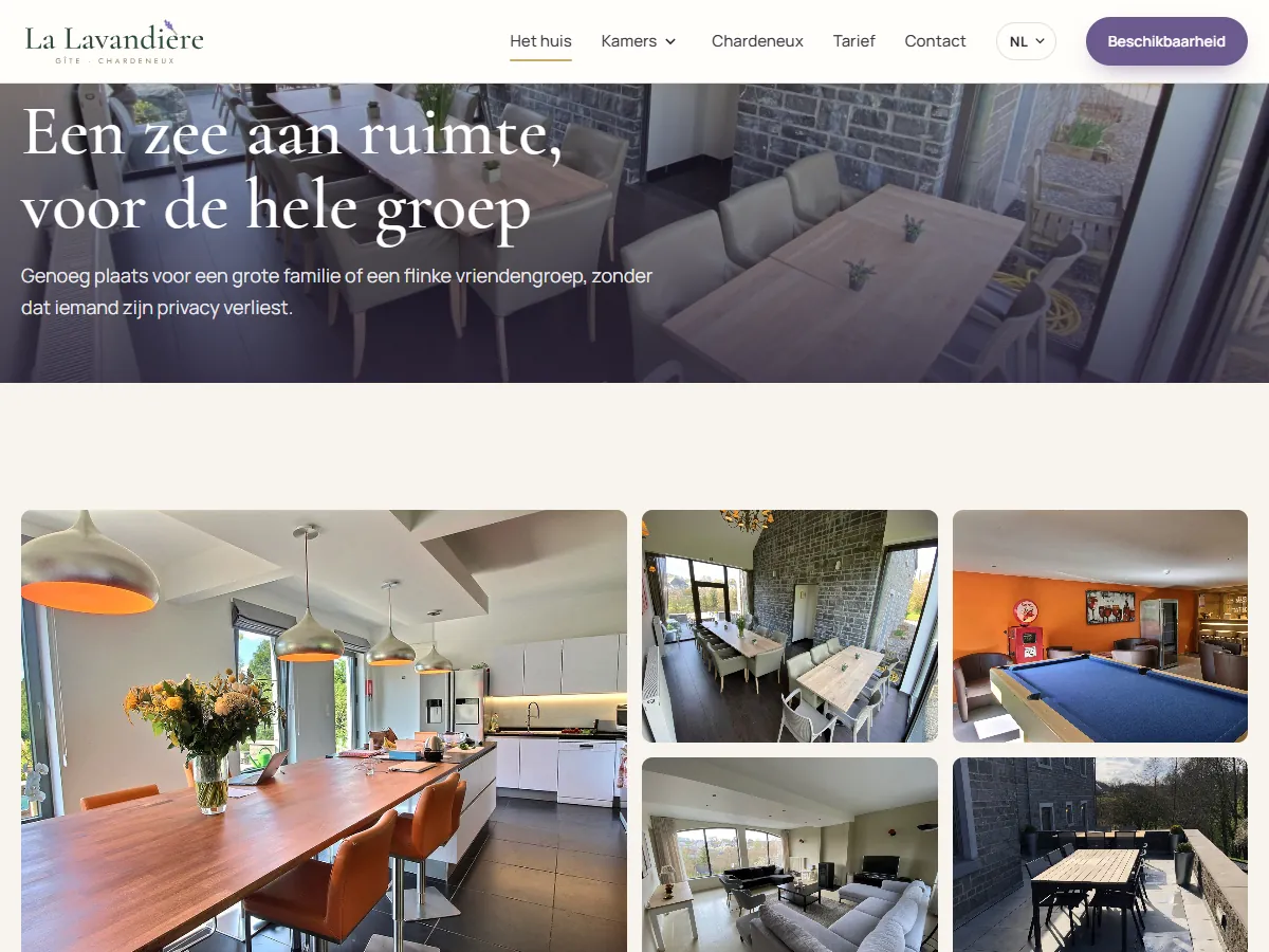Pagina Het huis op lalavandiere.be met de titel Een zee aan ruimte, voor de hele groep en foto’s van keuken, eetruimte en bar