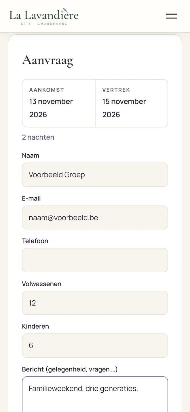 Mobiel aanvraagformulier met naam, e-mail, telefoon, aantal volwassenen en kinderen en een bericht