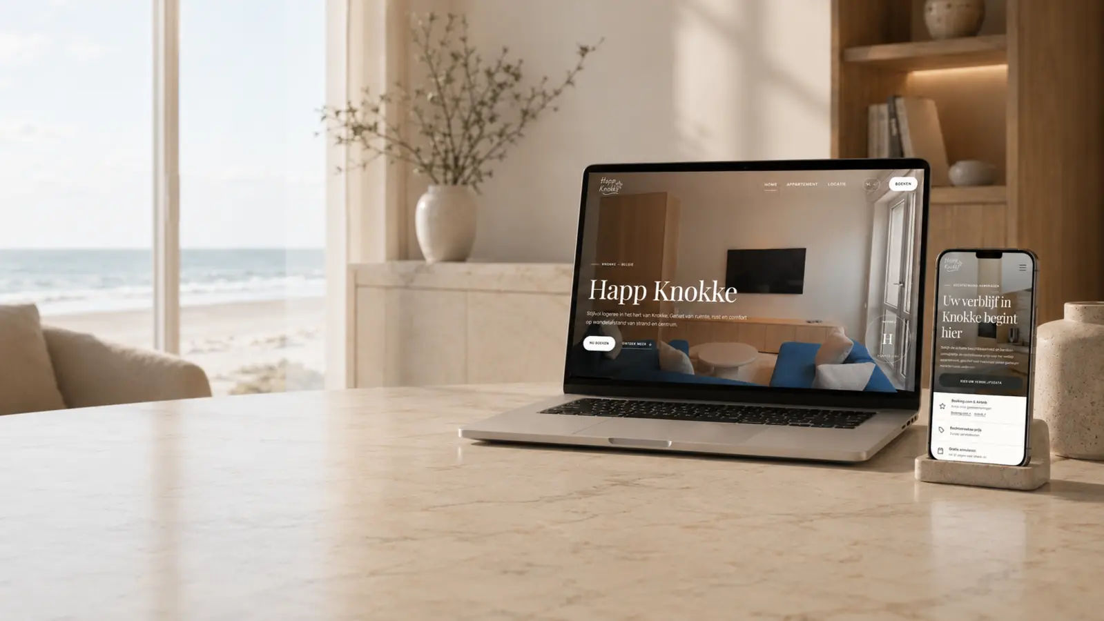 Happ Knokke-website weergegeven op laptop en smartphone in een lichtrijk interieur