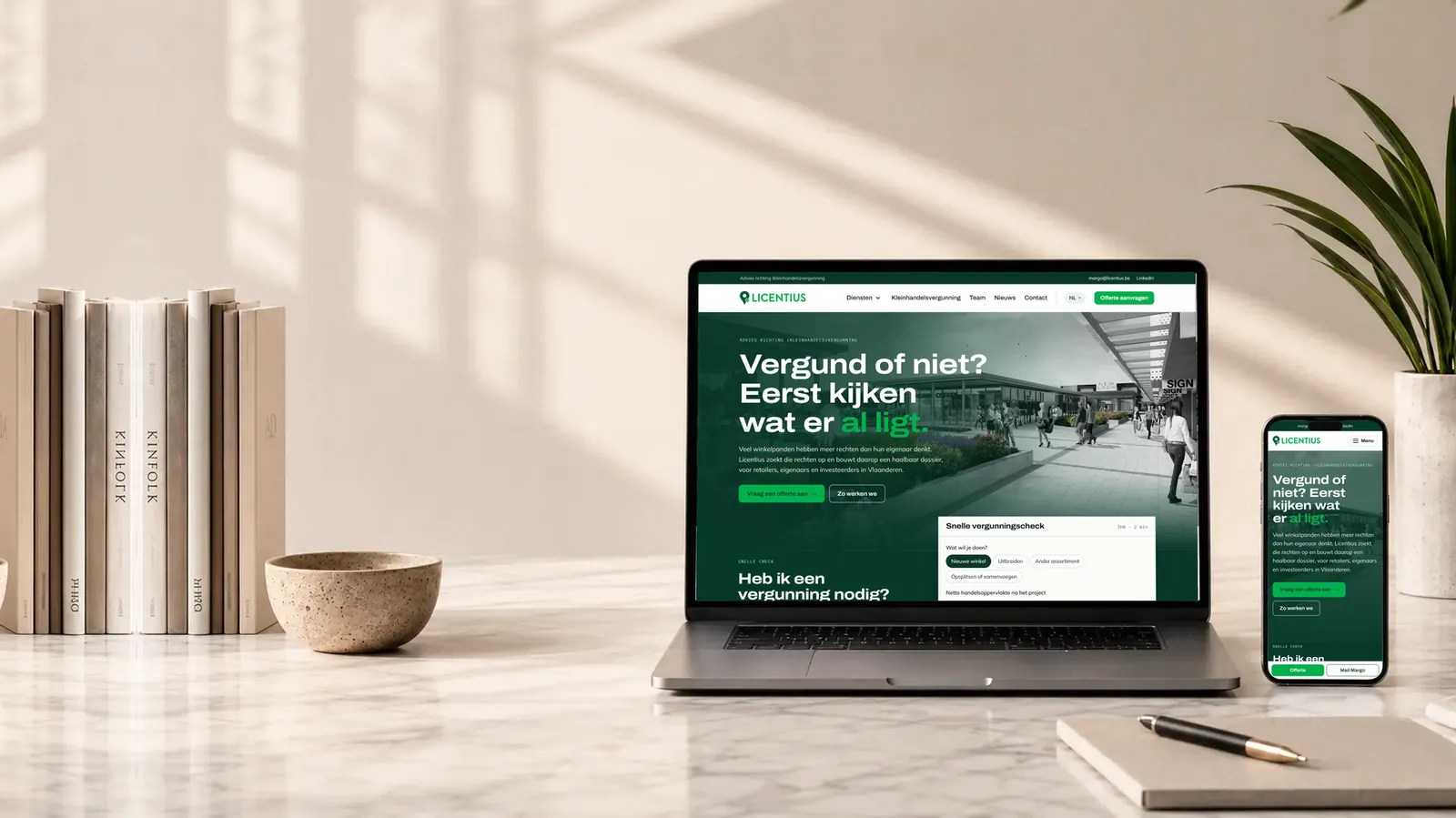 De nieuwe website van Licentius op een laptop en een smartphone in een lichte werkruimte