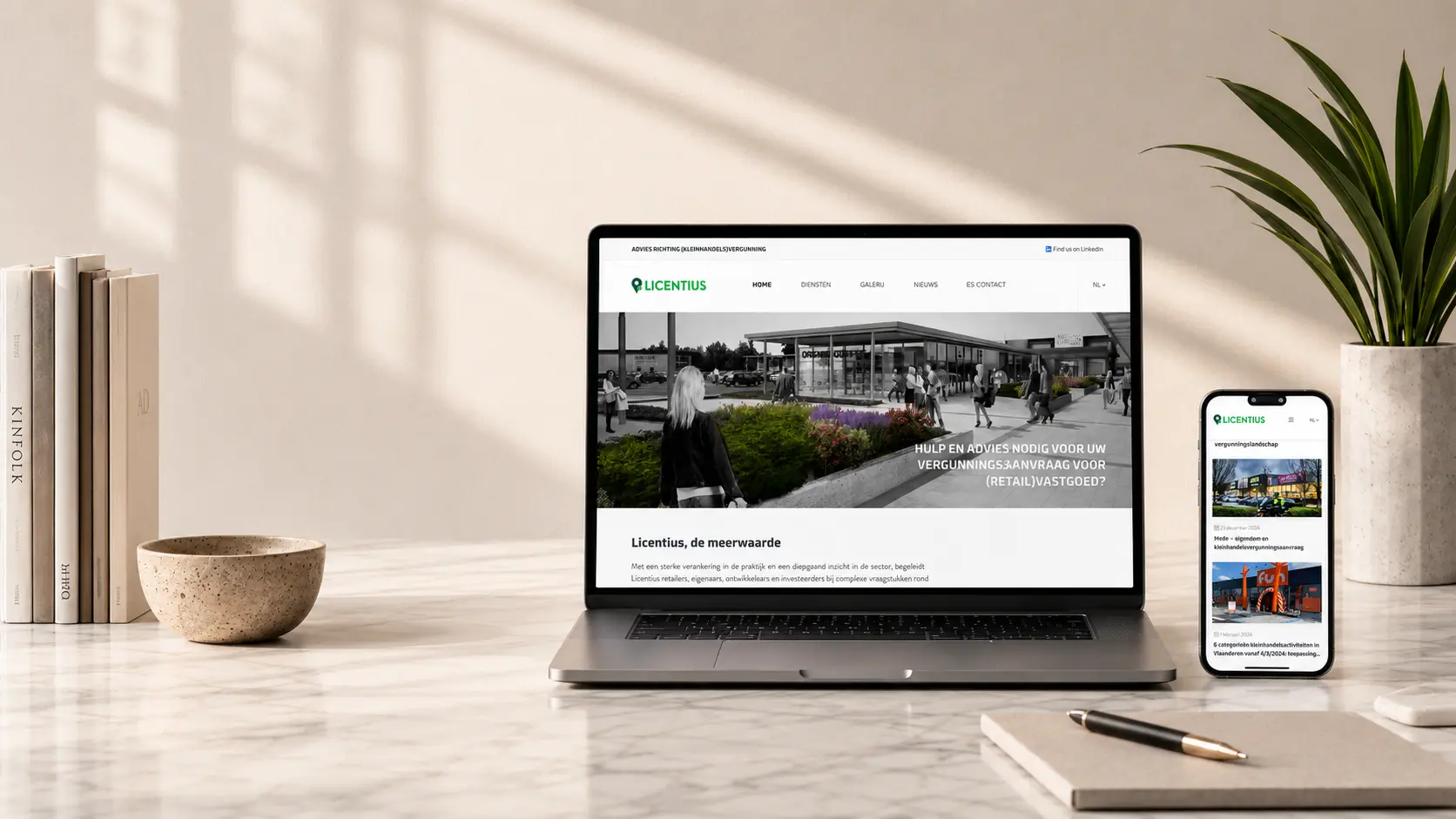 Licentius-website op laptop en smartphone in een lichte werkruimte