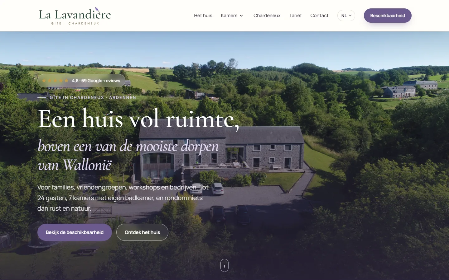 Homepage van lalavandiere.be met een luchtfoto van het huis, de Google-score en de knop Bekijk de beschikbaarheid